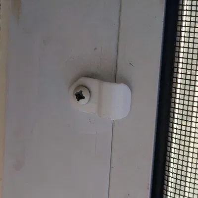 Kẹp lưới cửa sổ giữ chắc chắn vị trí lưới cửa sổ