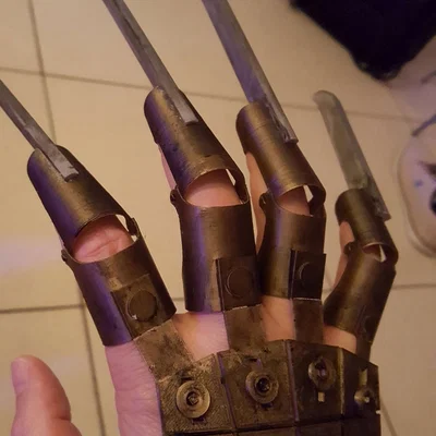 Móng vuốt của Freddy cho lễ hội Halloween