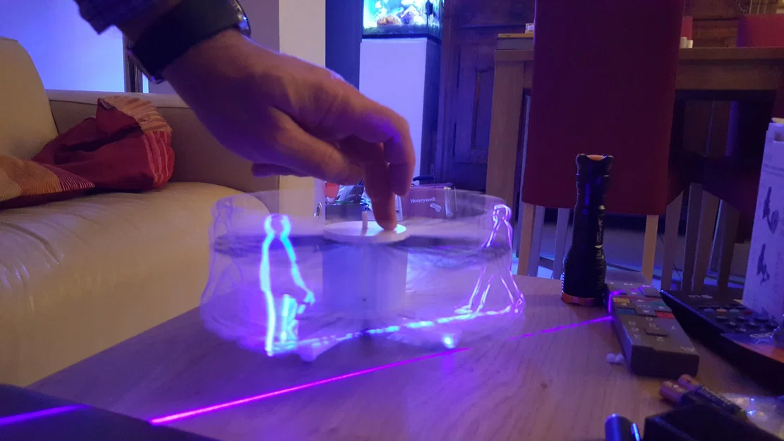 Người đàn ông đi bộ trong mô hình zoetrope laser - Image 1