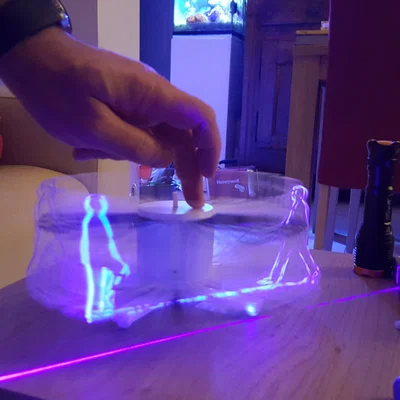 Người đàn ông đi bộ trong mô hình zoetrope laser