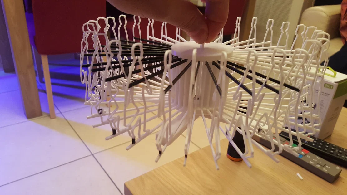 Người đàn ông đi bộ trong mô hình zoetrope laser - Image 2