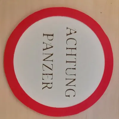 Biển báo "Achtung Panzer" trong trò chơi War Thunder