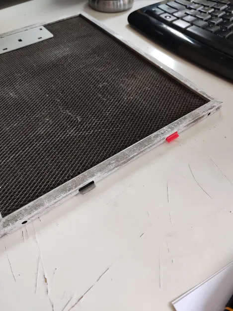 Thay thế tab kim loại cho bộ lọc máy hút mùi Electrolux - Image 3