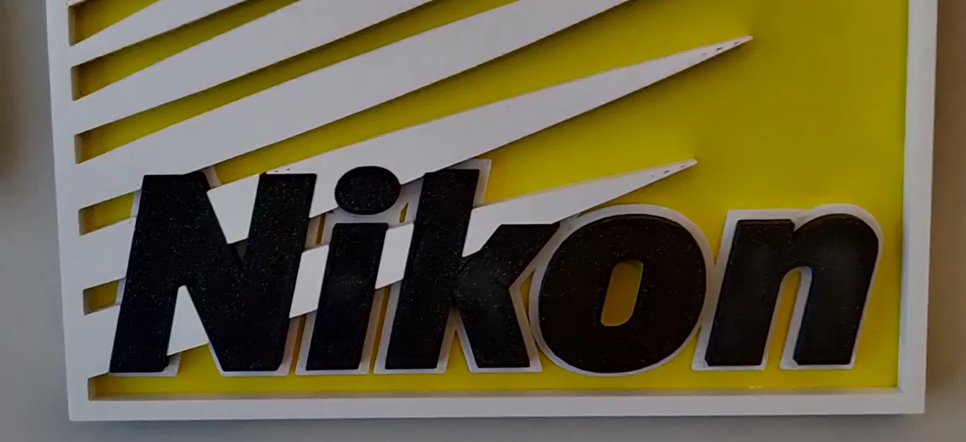 Khung hình logo Nikon treo tường bằng acrylic vàng - Image 1