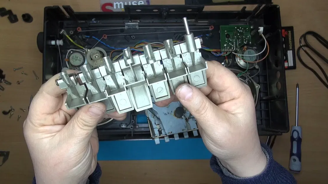 Sửa chữa phím hỏng của máy ghi âm cổ ITT RC 5600 - Image 8