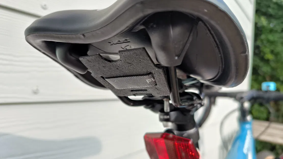 Ngăn chứa bí mật trên yên xe cho đồ dùng nhỏ gọn - Image 1