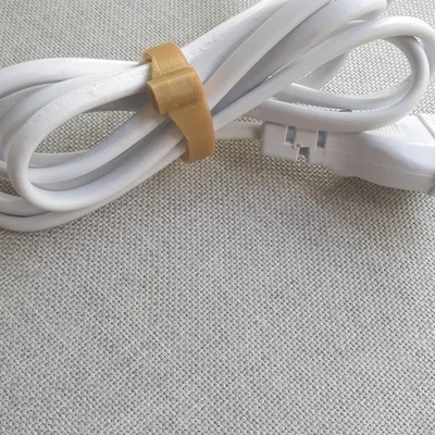 Giá đỡ cáp tổ chức cho bàn làm việc và tủ TV