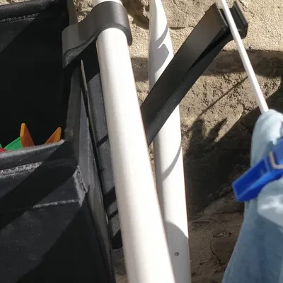 Giá treo hộp giặt đồ gọn gàng từ Ikea