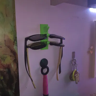 Giá đỡ kính mát đơn giản