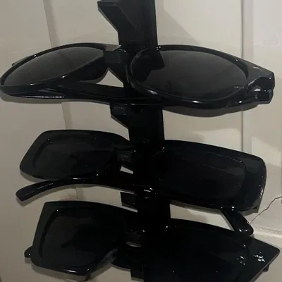 Giá đỡ kính mát đơn giản