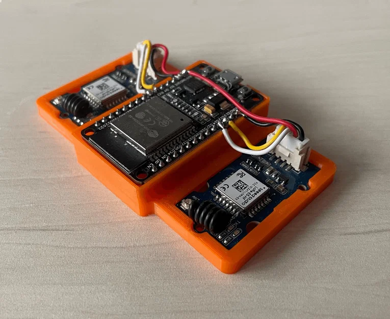 Vỏ bảo vệ cho ESP32 và hai mô-đun Grove LoRa E5 - Image 1