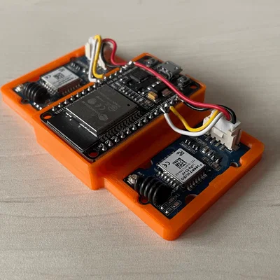 Vỏ bảo vệ cho ESP32 và hai mô-đun Grove LoRa E5