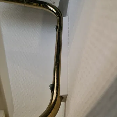 Giá đỡ mũ Essem thiết kế với bộ ổn định gắn phía sau