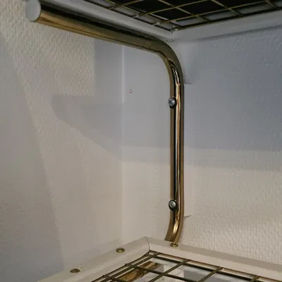 Giá đỡ mũ Essem thiết kế với bộ ổn định gắn phía sau