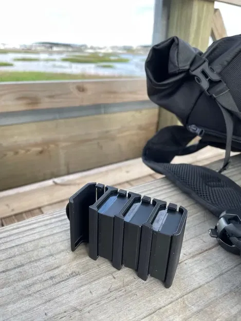 Giá đỡ pin Sony NP-FW50 với vòng treo carabiner - Image 1