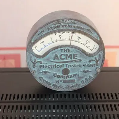 Nhiệt kế Steampunk với cảm biến nhiệt độ LM35