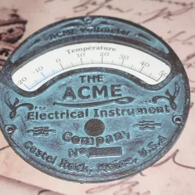 Nhiệt kế Steampunk với cảm biến nhiệt độ LM35