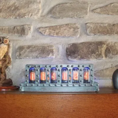 Đồng hồ Steampunk Nixie với đèn LED phân chia thời gian