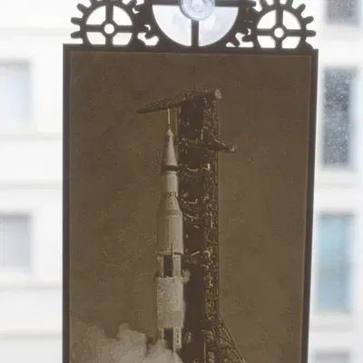 Mô hình lithophanie tên lửa Saturn V với đế hút chân không