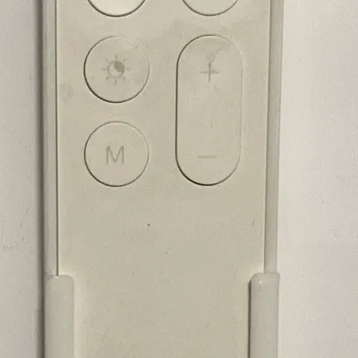 Giá đỡ điều khiển Yeelight gắn tường với nhãn commander