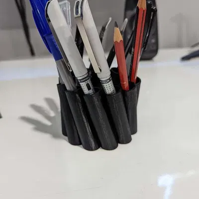 Giá đỡ bút xoắn độc đáo cho bàn làm việc