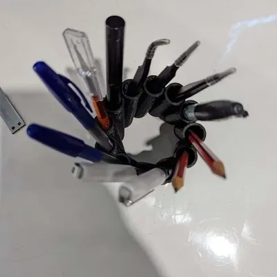 Giá đỡ bút xoắn độc đáo cho bàn làm việc