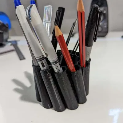 Giá đỡ bút xoắn độc đáo cho bàn làm việc