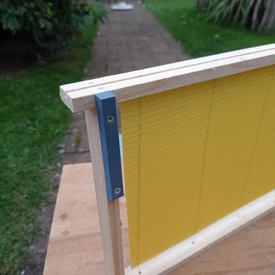 Khung ngăn cách cho ong trong tổ ong