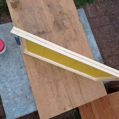 Khung ngăn cách cho ong trong tổ ong