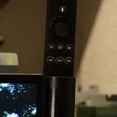 Giá đỡ điều khiển từ xa Fire TV gắn trên màn hình