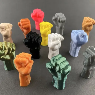 Bàn tay nắm chặt bằng gốm, nhựa và nhôm