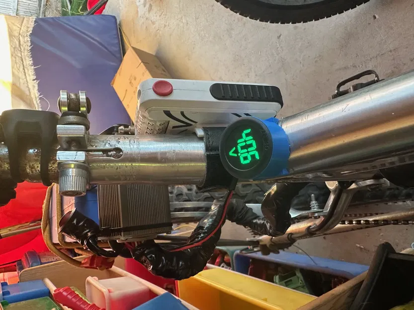 Giá đỡ đồng hồ voltmeter gắn tròn cho xe đạp điện - Image 1