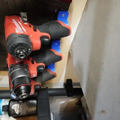 Giá đỡ công cụ Milwaukee M12 lắp tại vị trí pin