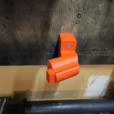 Giá đỡ công cụ Milwaukee M12 lắp tại vị trí pin