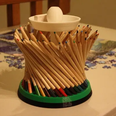 Đồ để bút màu xoay hình carousel cho bàn ăn