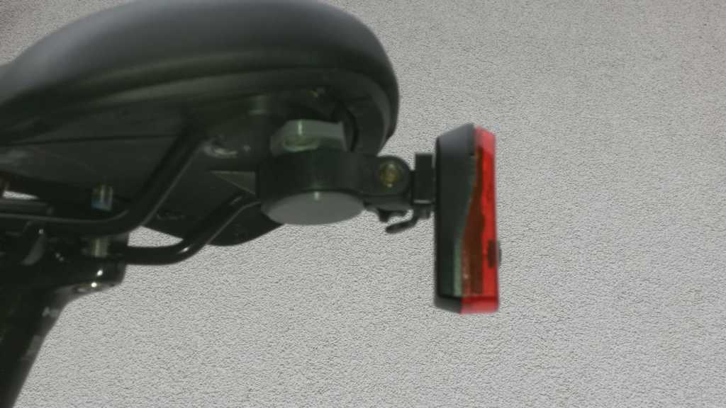 Giá đỡ đèn hậu xe đạp VENEC gắn yên - Image 1