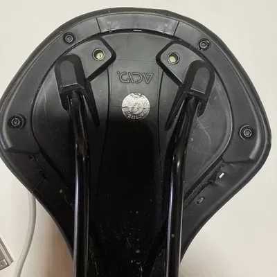 Giá đỡ đèn hậu xe đạp VENEC gắn yên