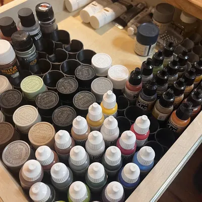 Giá đỡ chai sơn mini và chai lớn trong ngăn kéo