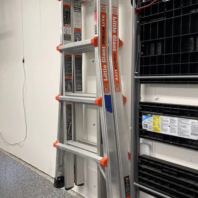 Giá đỡ treo thang Little Giant trên tường