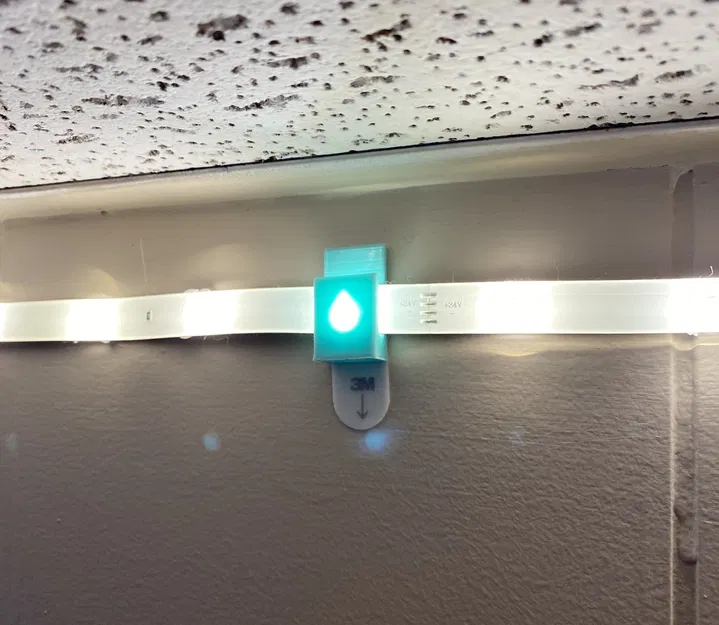 Móc treo dải đèn LED bằng băng keo dán Command - Image 1