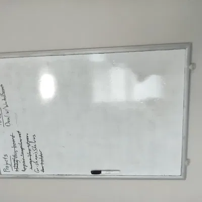 Kẹp gắn bảng trắng dày 15 mm trên tường