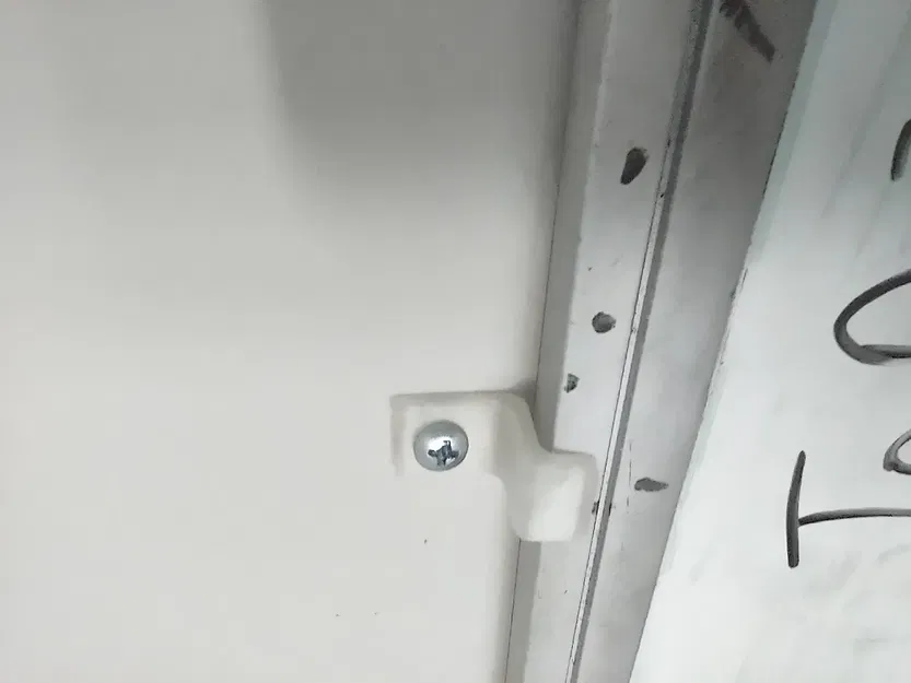 Kẹp gắn bảng trắng dày 15 mm trên tường - Image 2