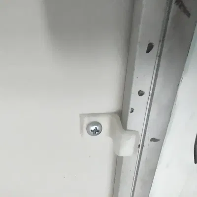 Kẹp gắn bảng trắng dày 15 mm trên tường