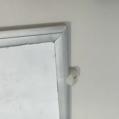 Kẹp gắn bảng trắng dày 15 mm trên tường