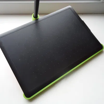 Giá đỡ nghiêng cho bảng vẽ nhỏ One by Wacom