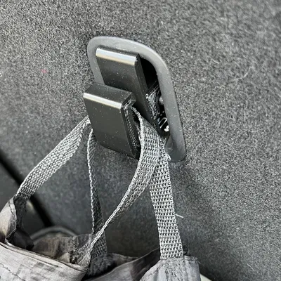 Móc Isofix cho túi mua sắm trong cốp xe