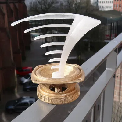 Cúp Tontechniker des Jahres với chân loa và sóng âm