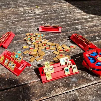 Giá đỡ hộp Rummikub cho các quân bài