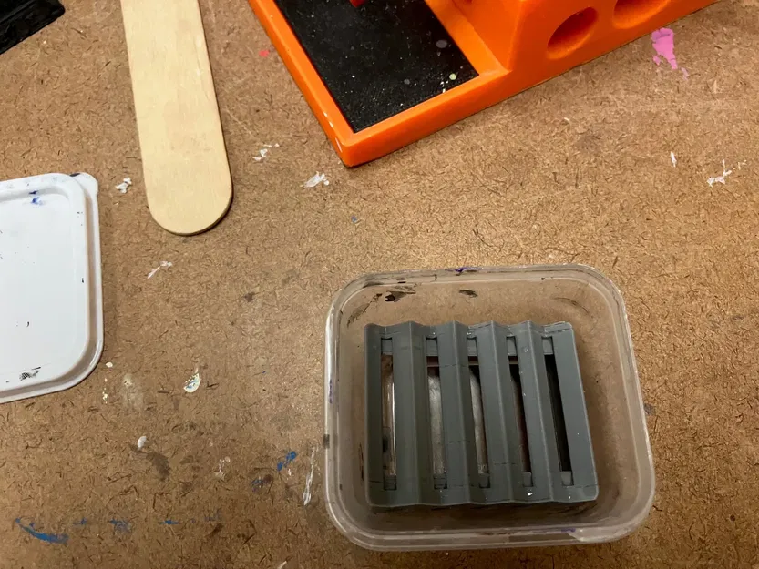 Giá đỡ làm sạch chổi cho hộp chứa đồ - Image 1