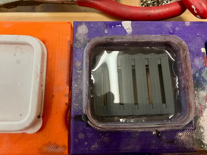 Giá đỡ làm sạch chổi cho hộp chứa đồ - Image 2